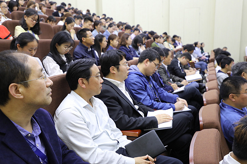 师生认真聆听培训.jpg