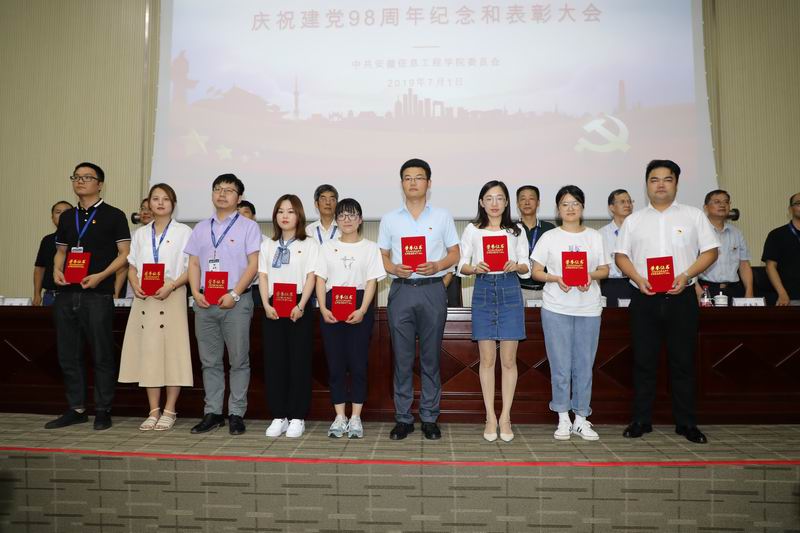 先锋师生.JPG