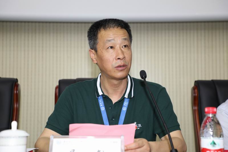 吴敏校长主持会议.JPG